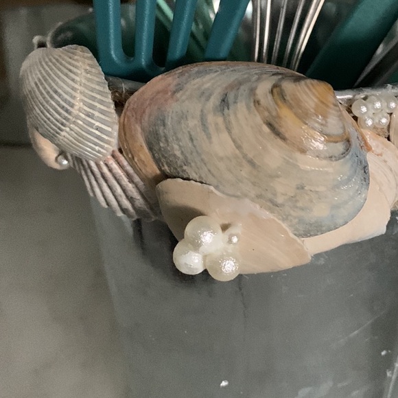 Shell decorative Ice Bin, Utensil Holder, Bathroom Hairbrush Holder and more - Picture 5 of 10